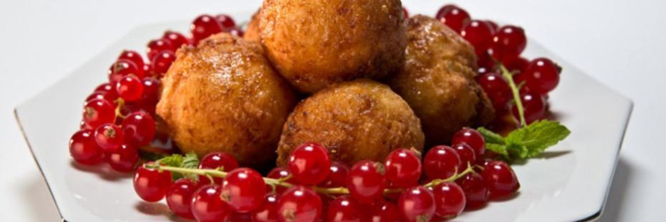 Творожные пончики с апельсиновым соусом