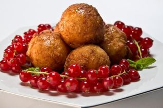 Творожные пончики с апельсиновым соусом