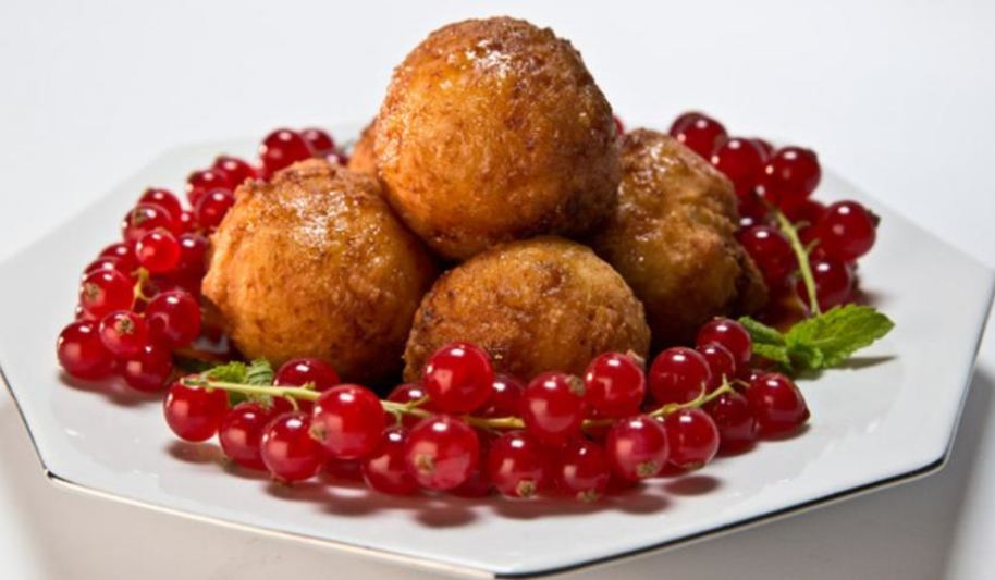 Рецепт творожных пончиков с апельсиновым соусом