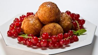 творожные пончики с апельсиновым соусом