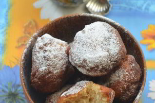 Творожные пончики с малиной