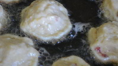 творожные пончики с малиной