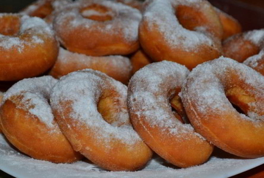 Воздушные пончики на дрожжах по-домашнему