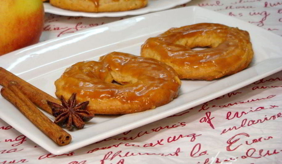 Рецепт яблочных пончиков с карамелью