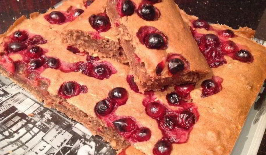 Рецепт постной шоколадной коврижки с клюквой