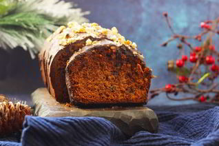 Шоколадный пряник с орехами и джемом