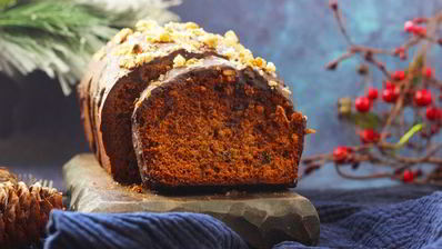 шоколадный пряник с орехами и джемом