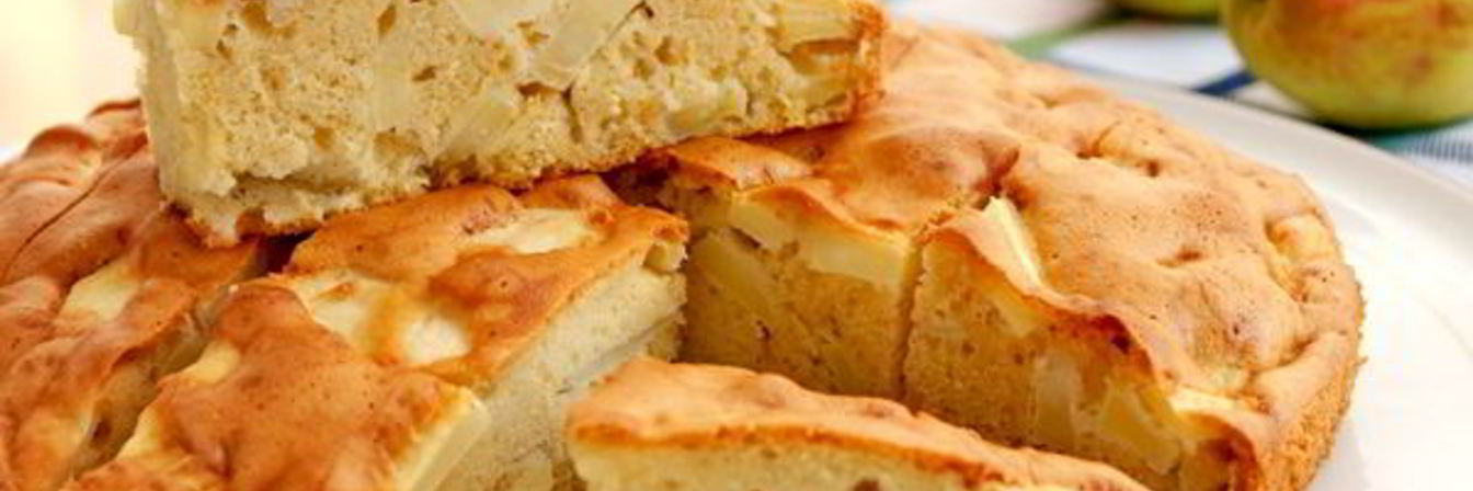 Быстрая яблочная шарлотка без яиц