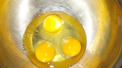 фисташковая шарлотка с персиками