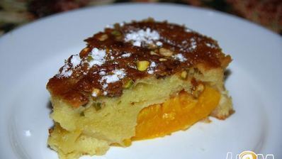 фисташковая шарлотка с персиками
