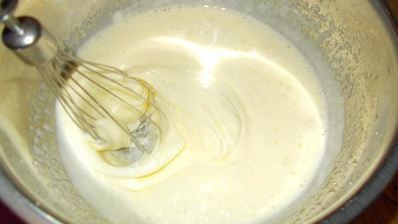 фисташковая шарлотка с персиками