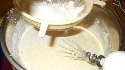 фисташковая шарлотка с персиками