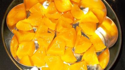 фисташковая шарлотка с персиками