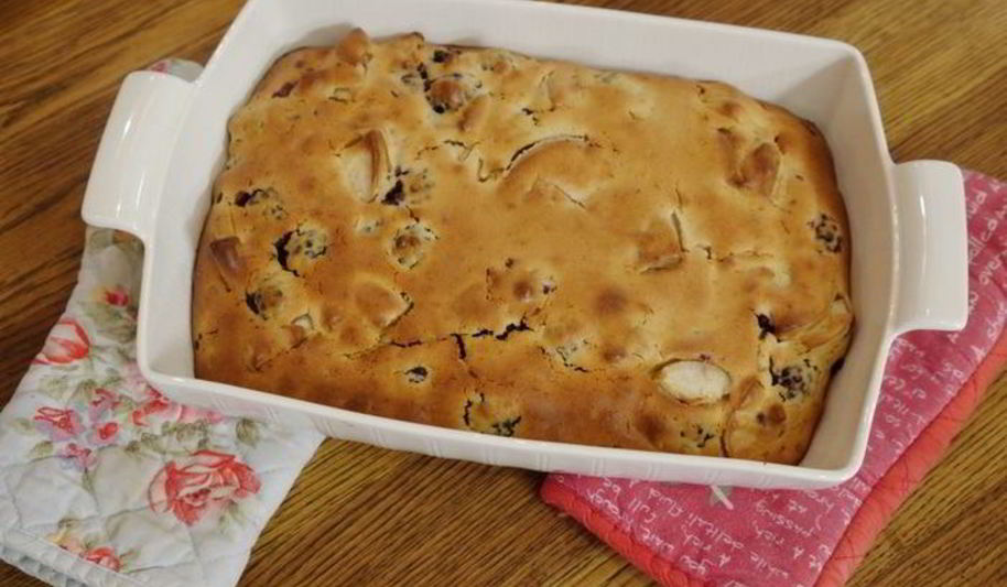 Рецепт хитрой грушевой шарлотки с ежевикой