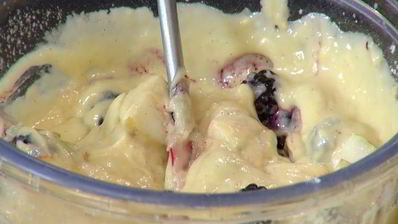 хитрая грушевая шарлотка с ежевикой