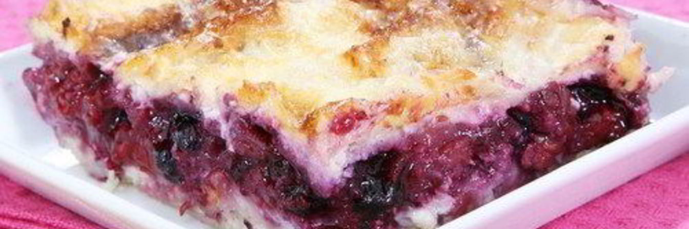 Хлебная шарлотка с черной смородиной