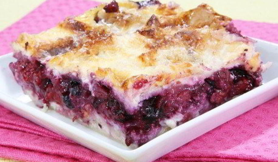 Рецепт хлебной шарлотки с черной смородиной