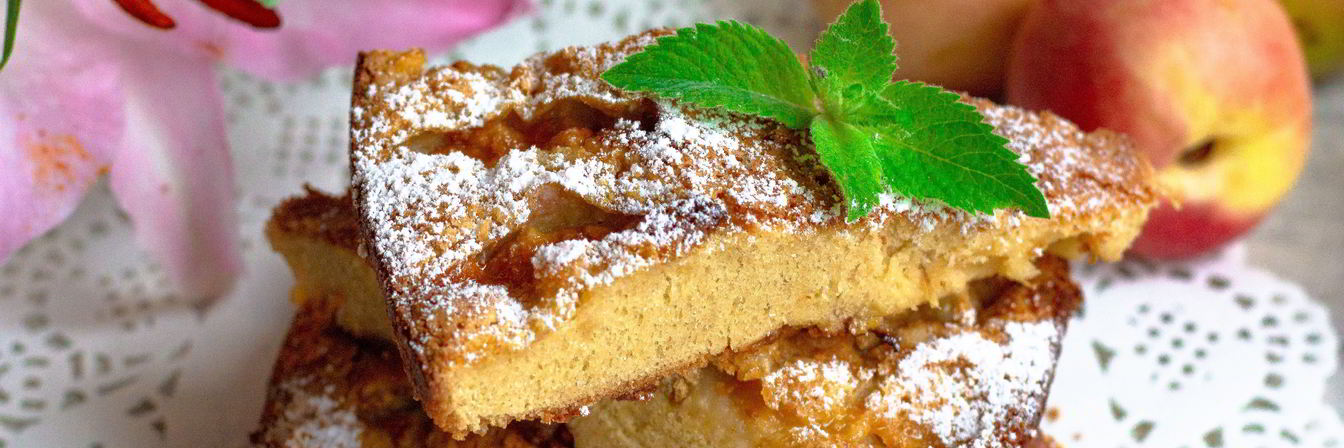 Классическая шарлотка с яблоками и нектаринами