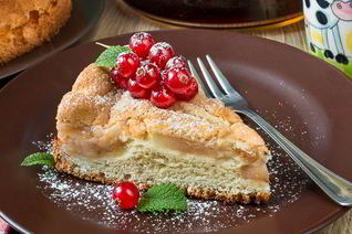 Классическая яблочная шарлотка