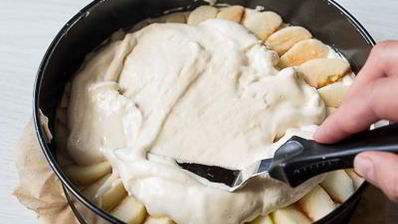 классическая яблочная шарлотка