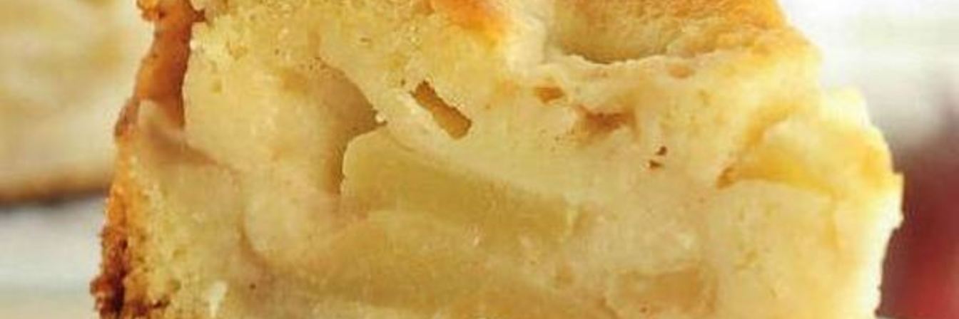 Легкая шарлотка с яблоками в мультиварке