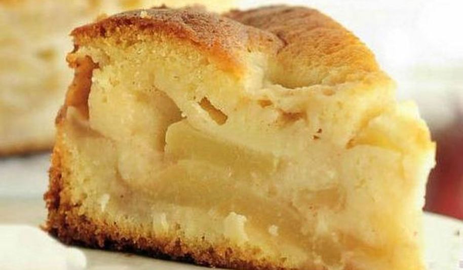 Рецепт легкой шарлотки с яблоками в мультиварке