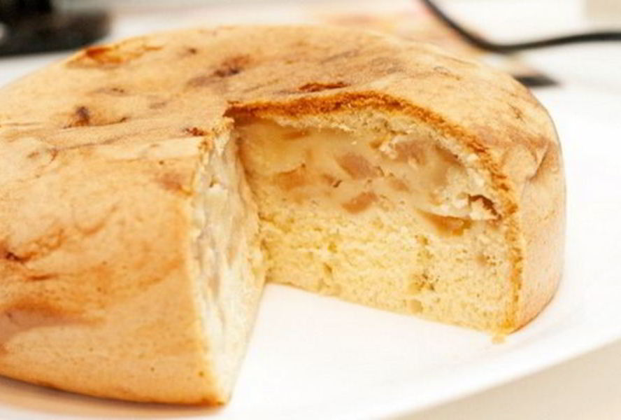 Нежная яблочная шарлотка в мультиварке