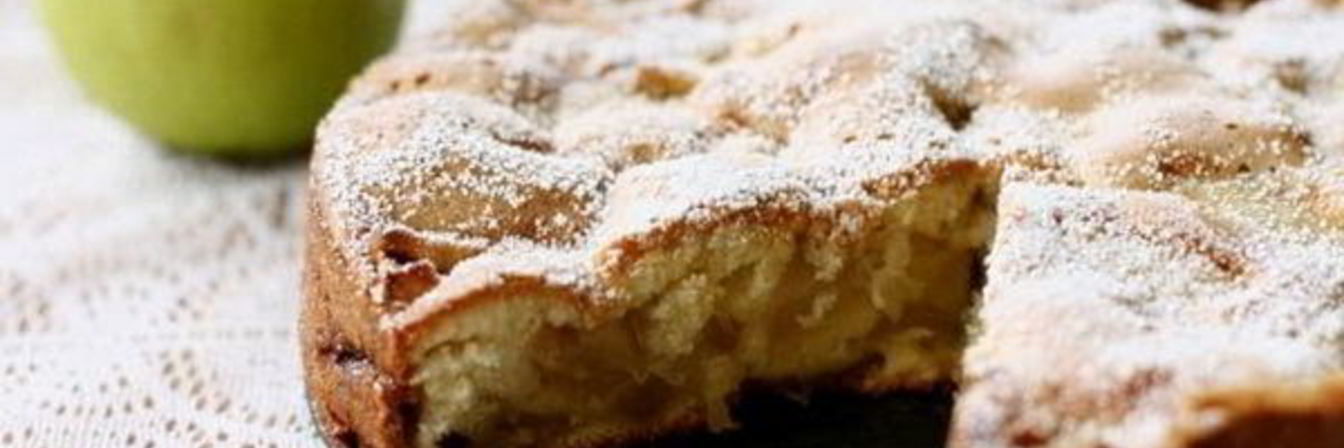 Простая шарлотка с яблоком в духовке