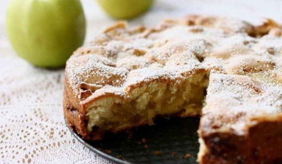 Рецепт простой шарлотки с яблоком в духовке