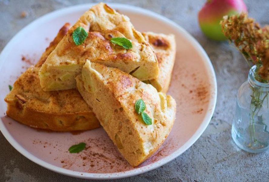 Простая яблочная шарлотка с пряностями