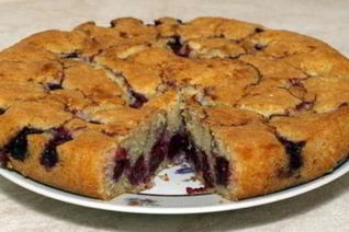 Шарлотка из хлеба с вишней по-польски