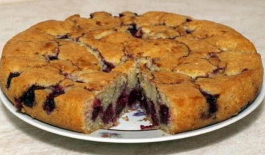 Рецепт шарлотки из хлеба с вишней по-польски