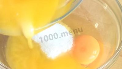 шарлотка на молоке с яблоками