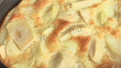 шарлотка на молоке с яблоками