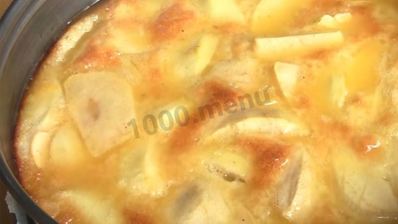 шарлотка на молоке с яблоками