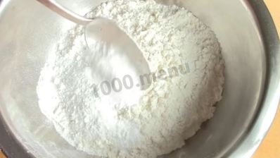 шарлотка на молоке с яблоками