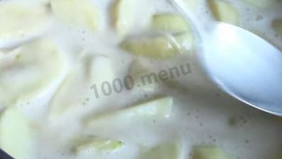 шарлотка на молоке с яблоками