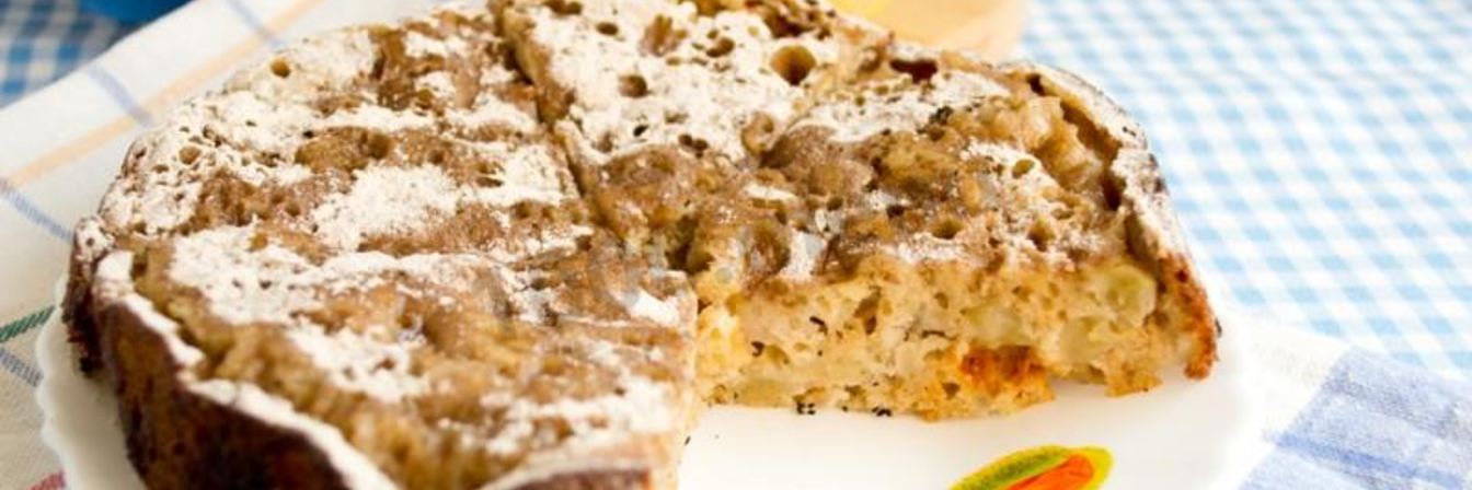 Шарлотка на сковороде с яблоками