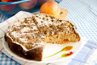 Шарлотка на сковороде с яблоками