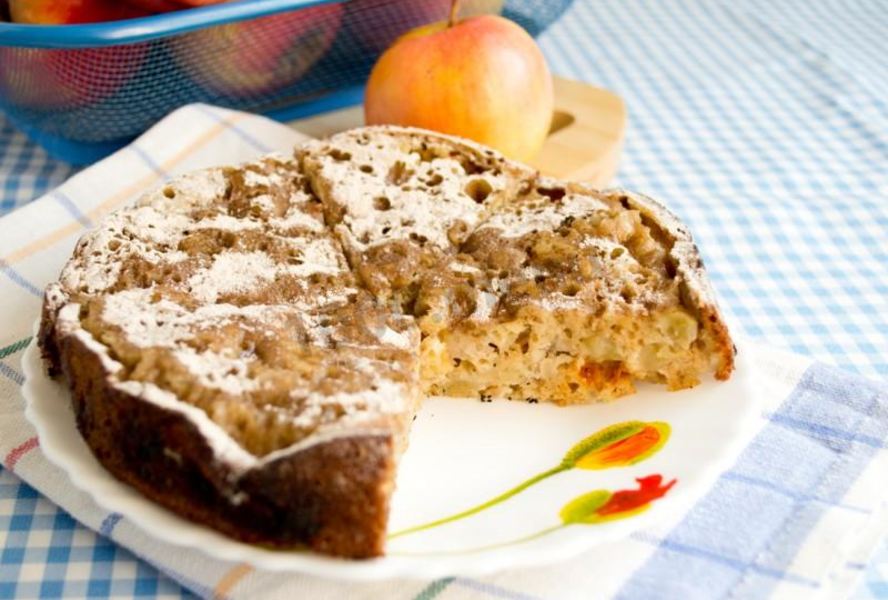 Шарлотка на сковороде с яблоками