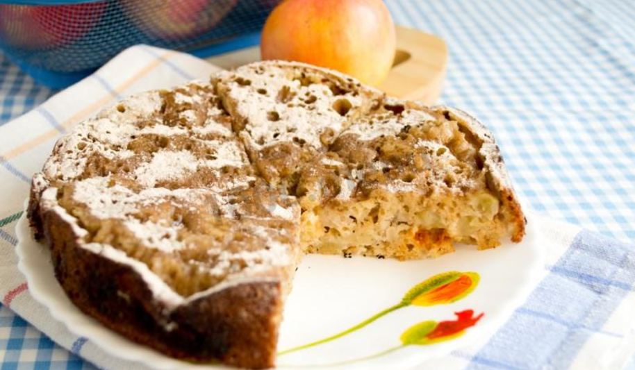 Рецепт шарлотки на сковороде с яблоками