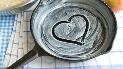 шарлотка на сковороде с яблоками