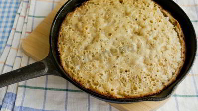 шарлотка на сковороде с яблоками