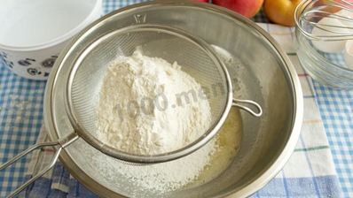 шарлотка на сковороде с яблоками