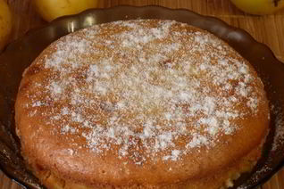 Шарлотка на сметане с яблоками