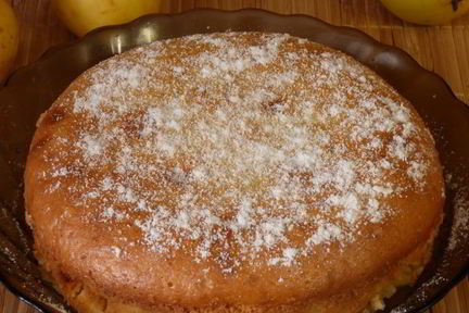 Шарлотка на сметане с яблоками