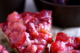 Шарлотка по-осеннему со сливами