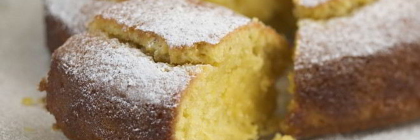 Шарлотка с ароматными персиками