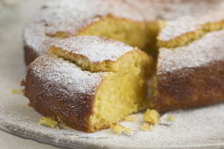 Шарлотка с ароматными персиками