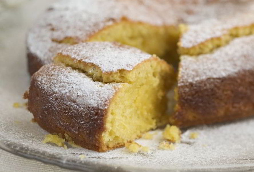 Шарлотка с ароматными персиками